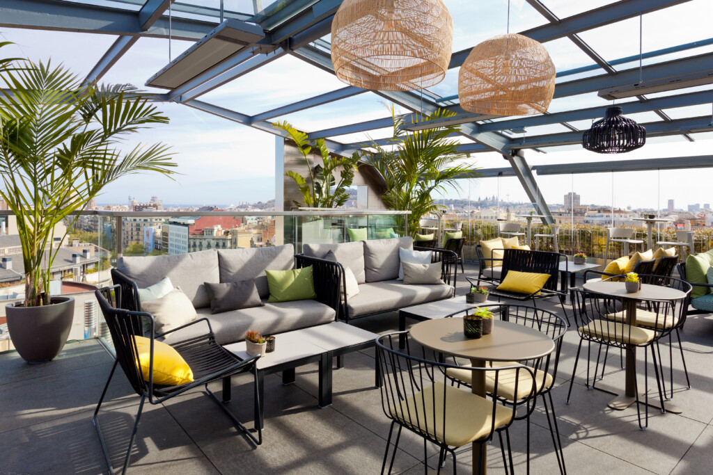 83.3 Terrace Bar